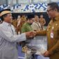 Wakil Wali Kota H.Maryono Hasan memberikan paket umrah kepada pekerja sosial kemasyarakatan sebagai kado HUT ke-33 Kota Tangerang. (foto:ist)
