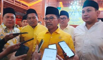 Walikota Tangerang Sachrudin saat memberikan keterangan tentang jalan rusak di Kota Tangerang (foto:Zie)