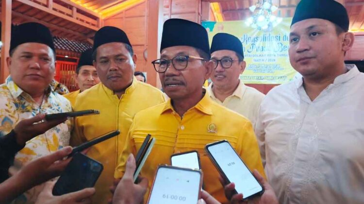 Walikota Tangerang Sachrudin saat memberikan keterangan tentang jalan rusak di Kota Tangerang (foto:Zie)