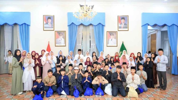Gubernur Banten Andra Soni merayakan Idulfitri bersama anak-anak yatim dan dhuafa di Gedung Negara. (Foto:ist)