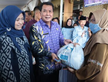 Bupati  Moch. Maesyal Rasyid saat membuka Bazar Ramadan Kabupaten Tangerang  digelar di Gedung Serbaguna (GSG) Pusat Pemerintahan Kabupaten Tangerang (foto:ist)