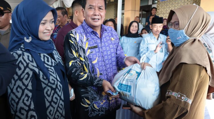 Bupati Moch. Maesyal Rasyid saat membuka Bazar Ramadan Kabupaten Tangerang digelar di Gedung Serbaguna (GSG) Pusat Pemerintahan Kabupaten Tangerang (foto:ist)