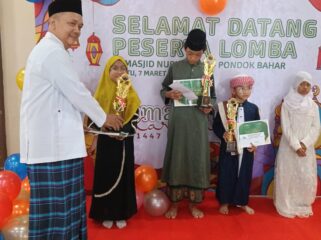Assifa Khairuniswah, anak jurnalis di Kota Tangerang saat menerima penghargaan perlombaan dakwah di Masjid Nurul Amal dan Masjid Anas Bani Malik (foto:i)