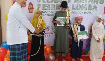 Assifa Khairuniswah, anak jurnalis di Kota Tangerang saat menerima penghargaan perlombaan dakwah di Masjid Nurul Amal dan Masjid Anas Bani Malik (foto:i)