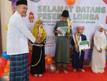Assifa Khairuniswah, anak jurnalis di Kota Tangerang saat menerima penghargaan perlombaan dakwah di Masjid Nurul Amal dan Masjid Anas Bani Malik (foto:i)
