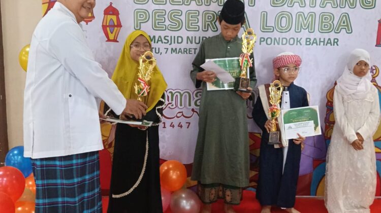 Assifa Khairuniswah, anak jurnalis di Kota Tangerang saat menerima penghargaan perlombaan dakwah di Masjid Nurul Amal dan Masjid Anas Bani Malik (foto:i)