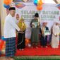 Assifa Khairuniswah, anak jurnalis di Kota Tangerang saat menerima penghargaan perlombaan dakwah di Masjid Nurul Amal dan Masjid Anas Bani Malik (foto:i)
