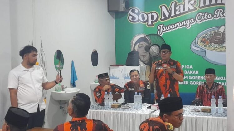 Maryono Hasan saat buka puasa bersama Majelis Pimpinan Cabang Pemuda Pancasila Kota Tangerang di SOP Mak Imah Neglasari (foto:ist)