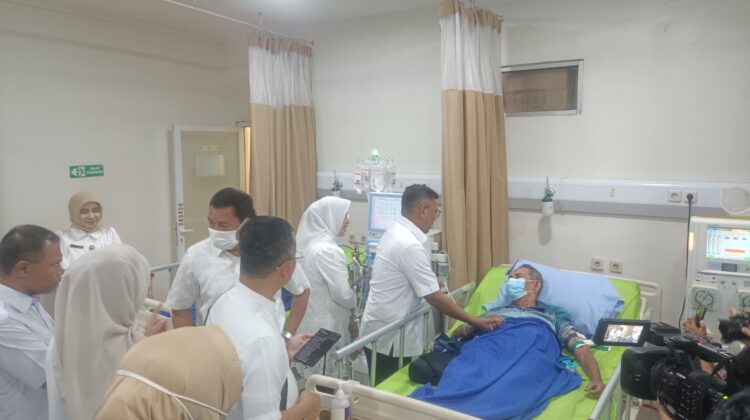 Gubernur Banten Andra Soni bersama Ibu Tinawati Andra Soni Didampingi Kadinkes Banten Ati Paramudji Hastuti dan Bupati Tangerang, Moch Maesyal Rasyid jenguk pasien dan Semangati Nakes di RSUD Kabupaten Tangerang. (foto:ist)