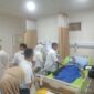 Gubernur Banten Andra Soni bersama Ibu Tinawati Andra Soni Didampingi Kadinkes Banten Ati Paramudji Hastuti dan Bupati Tangerang, Moch Maesyal Rasyid jenguk pasien dan Semangati Nakes di RSUD Kabupaten Tangerang. (foto:ist)
