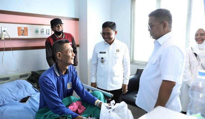 Wali Kota H.Sachrudin bersama Gubernur Banten Andra Soni meninjau kesiapan layanan kesehatan di RSUD Kota Tangerang serta berbincang dengan pasien (foto:ist)
