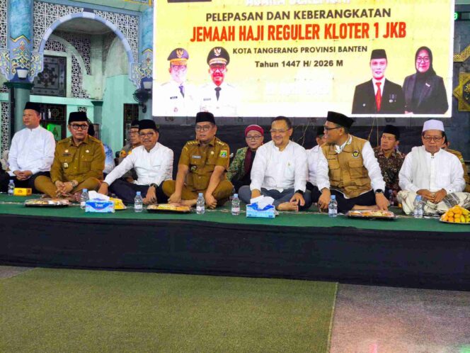Gubernur Banten Andra Soni bersama Wali Kota Tangerang saat sebelum pelepasan Jamaah Haji Kloter 1 di Masjid Al Azhom (foto: tangerangpedia)