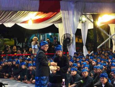 Gubernur Andra Soni bersama warga di Puncak Acara Seba Baduy 2026 (foto: tangerangpedia)
