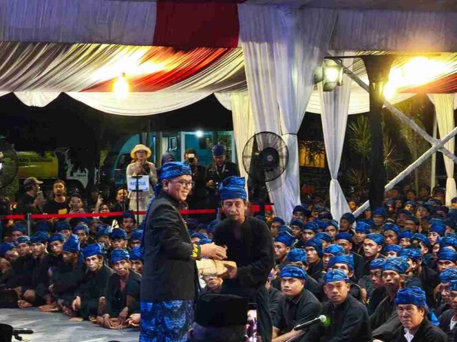 Gubernur Andra Soni bersama warga di Puncak Acara Seba Baduy 2026 (foto: tangerangpedia)
