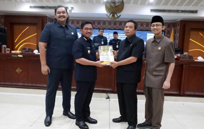 Wali Kota Tangerang Sachrudin saat menyampaikan LKPJ pada Rapat Paripurna DPRD Kota Tangerang. (foto: ist)
