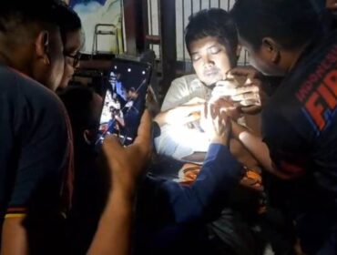 Petugas Damkar saat Evakuasi Biji Tasbih dari Hidung balita (foto:ist)