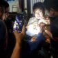 Petugas Damkar saat Evakuasi Biji Tasbih dari Hidung balita (foto:ist)