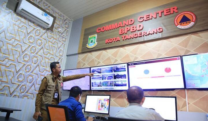 Kepala Pelaksana BPBD Kota Tangerang Mahdiar saat memberikan arahan di ruang command BPBD (foto:ist)