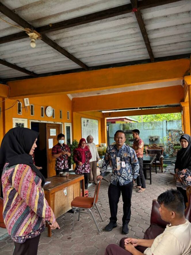 Kepala Dinas Sosial Kota Tangerang Acep Wahyudi dalam pembinaan PMKS yang berlokasi di rumah singgah Kota Tangerang (foto:ist)