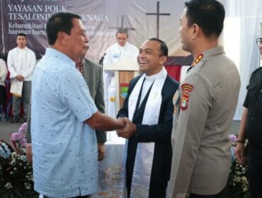Bupati Moch. Maesyal Rasyid datang bersama seluruh Forkopimda saat tinjau ibadah Paskah POUK Tesalonika (foto:ist)