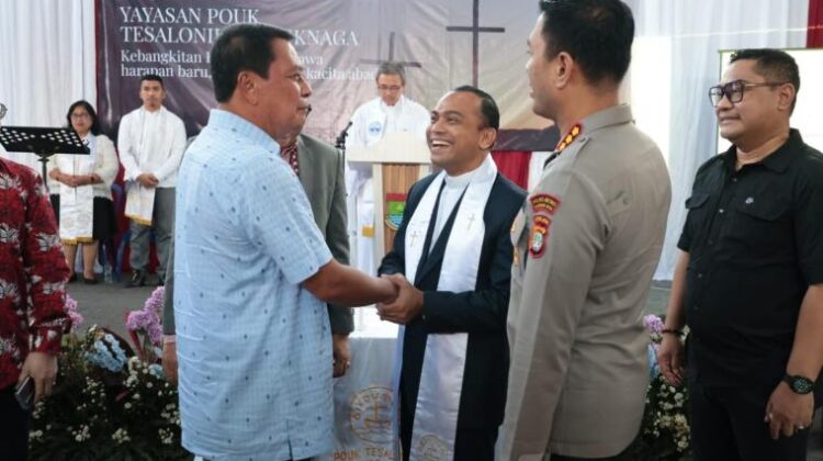 Bupati Moch. Maesyal Rasyid datang bersama seluruh Forkopimda saat tinjau ibadah Paskah POUK Tesalonika (foto:ist)