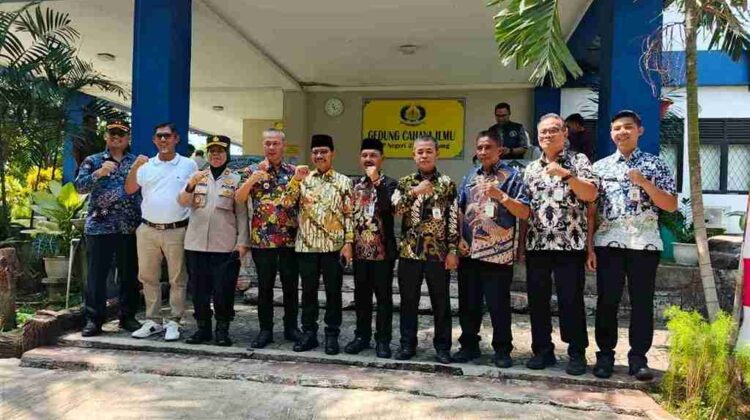 Walikota Tangerang Sachrudin, Camat Larangan Nasrullah bersama jajaran lain dalam Forum Sahabat Tunas di SMP Negeri 25 Kota Tangerang (foto:ist)