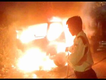 Warga dan security PT. Moya saat mencoba memadamkan kobaran api Mobil sampah Dinas Lingkungan Hidup (foto: tangerangpedia)