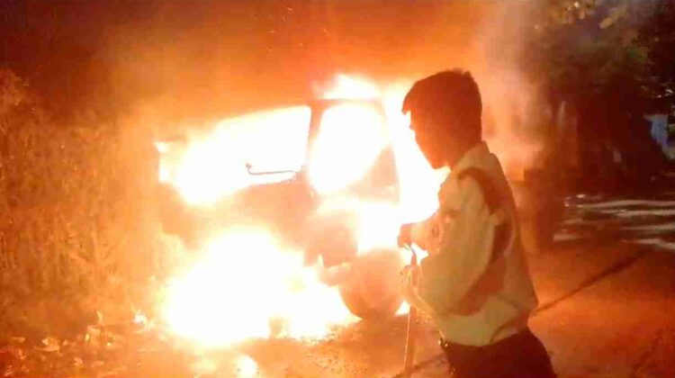 Warga dan security PT. Moya saat mencoba memadamkan kobaran api Mobil sampah Dinas Lingkungan Hidup (foto: tangerangpedia)