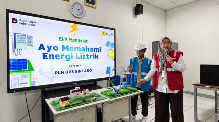 Pegawai PLN UP3 Bintaro memberikan penjelasan kepada siswa SMPN 28 Kota Tangerang dalam mengenal lebih dekat proses penyaluran listrik dan keselamatan ketenagalistrikan (foto:ist)