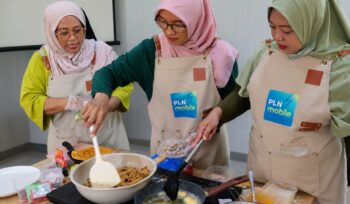 Para peserta tampak antusias memasak bersama dengan memanfaatkan wajan, spatula, serta berbagai bahan masakan yang telah disiapkan di atas meja. (Foto:ist)