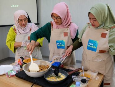 Para peserta tampak antusias memasak bersama dengan memanfaatkan wajan, spatula, serta berbagai bahan masakan yang telah disiapkan di atas meja. (Foto:ist)