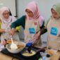 Para peserta tampak antusias memasak bersama dengan memanfaatkan wajan, spatula, serta berbagai bahan masakan yang telah disiapkan di atas meja. (Foto:ist)