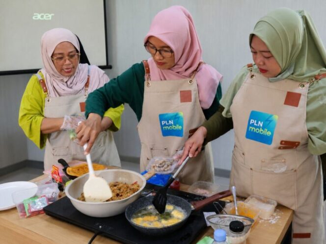 Para peserta tampak antusias memasak bersama dengan memanfaatkan wajan, spatula, serta berbagai bahan masakan yang telah disiapkan di atas meja. (Foto:ist)