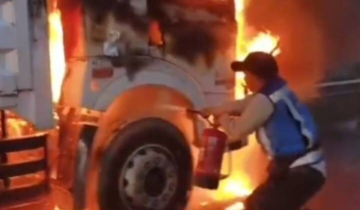 Pemadaman Sebuah truk terbakar di Tol Tangerang-Jakarta KM 13 oleh petugas (foto:ist)