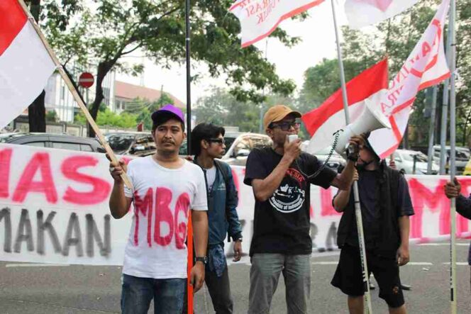 Lingkar Aspirasi Publik (LAP)saat aksi demonstrasi untuk mengusut tuntas dugaan korupsi yang terjadi di lingkungan Badan Gizi Nasional (BGN) (foto:zie)
