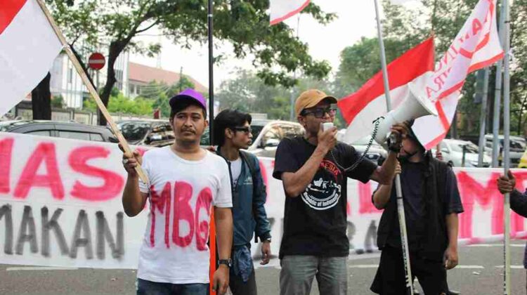 Lingkar Aspirasi Publik (LAP)saat aksi demonstrasi untuk mengusut tuntas dugaan korupsi yang terjadi di lingkungan Badan Gizi Nasional (BGN) (foto:zie)