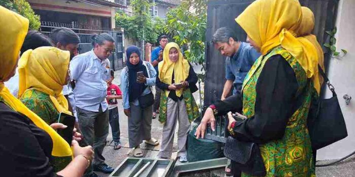 Karang Taruna bersama para pengunjung lain mempelajari sistem drainase RT.08 Malaka Jaya (foto: Tangerangpedia)