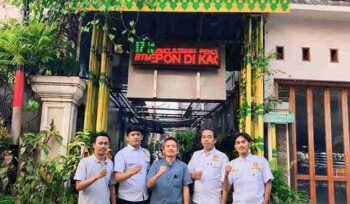 Karang Taruna Kelurahan Mekarsari Kota Tangerang Bersama anggota saat berkunjung untuk belajar kepada Dr. Taufik Supriadi Yusuf (foto: tangerangpedia)