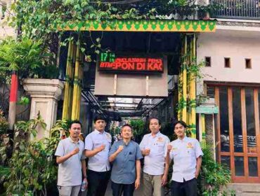 Karang Taruna Kelurahan Mekarsari Kota Tangerang Bersama anggota saat berkunjung untuk belajar kepada Dr. Taufik Supriadi Yusuf (foto: tangerangpedia)