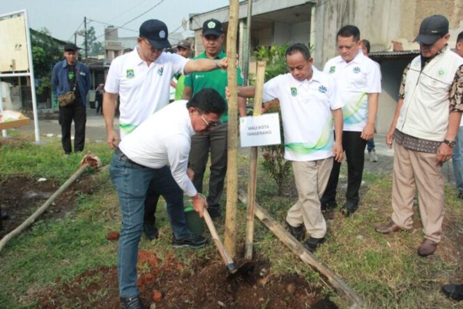 
Kegiatan penanaman pada Hari Lingkungan Hidup 2026 oleh Walikota Tangerang (foto:ist)