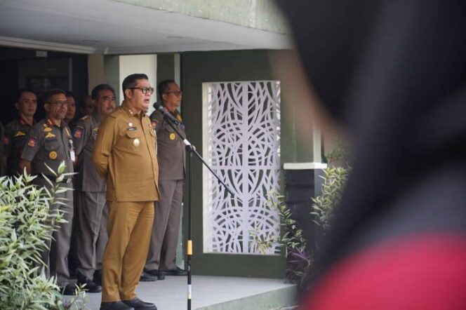 
Wakil Wali Kota Tangerang, Maryono, saat memimpin Apel Pagi Pegawai di lingkungan Satpol PP Kota Tangerang (foto:ist)