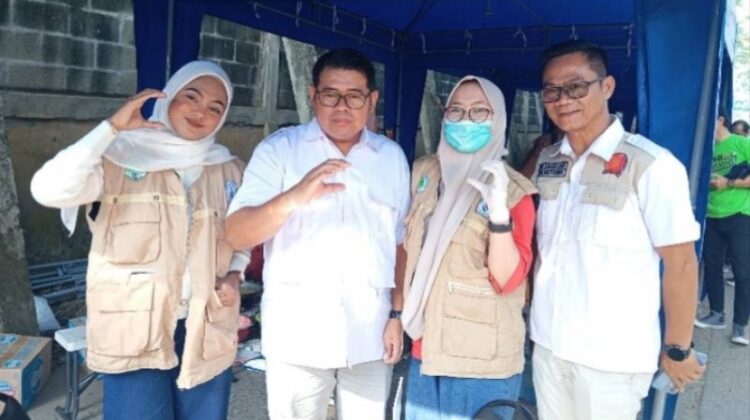 Hendra Gunawan (Kedua Kiri) bersama para relawan (foto: Zie)